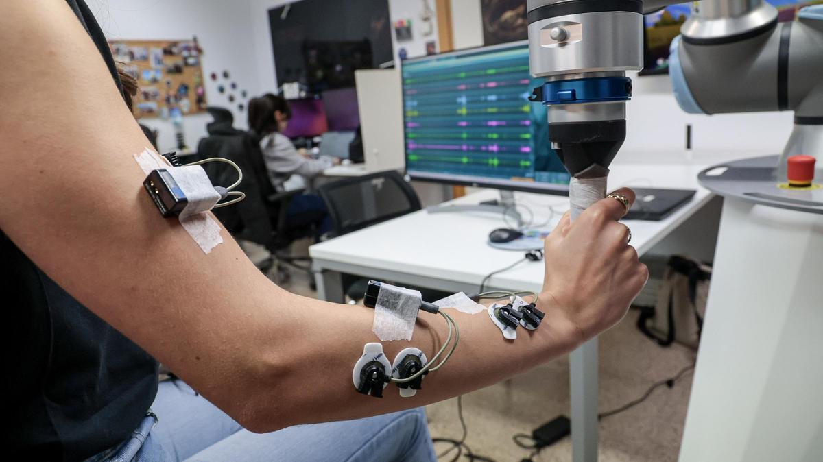 La tecnología funciona con electrodos y sensores para medir la fuerza y movilidad de los pacientes con ictus
