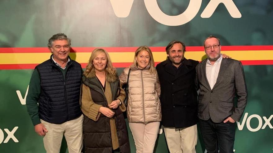 Eladio de la Concha, primero por la izquierda, junto a otros militantes de Vox en Vistalegre el pasado domingo