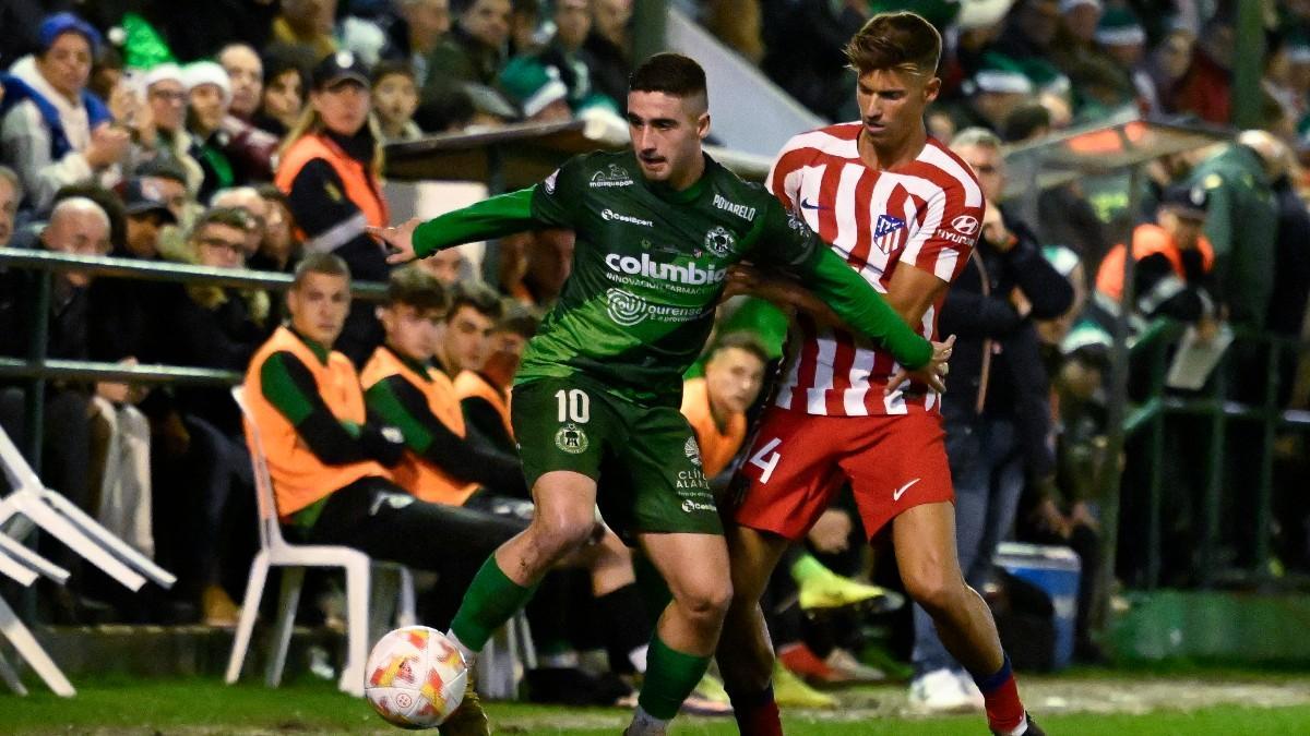 El mediapunta del Arenteiro Markitos disputa una posesión con Marcos Llorente