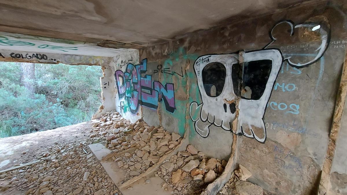 Heute beherbergen die verlassenen Gebäude tonnenweise Müll und eine Menge Graffiti.