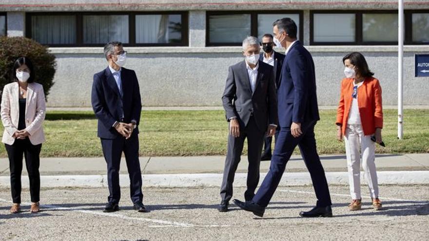 El presidente del Gobierno, Pedro Sánchez, a su llegada a la base aérea de Torrejón de Ardoz, el pasado 28 de agosto de 2021, ante los ministros Carolina Darias, Félix Bolaños, Fernando Grande-Marlaska y Margarita Robles.