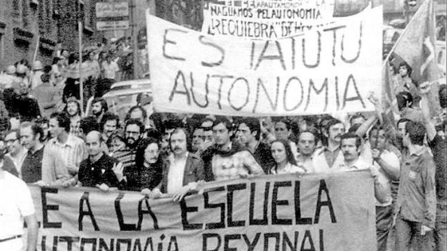 Manifestación en defensa de l&#039;autonomía y l&#039;asturianu nos años setenta del sieglu pasáu.