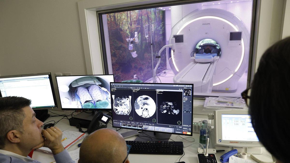 Un paciente haciendo una resonancia magnética en un hospital de Galicia.