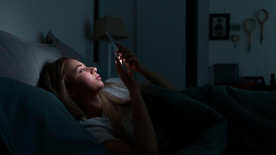 ¿Ves redes sociales antes de irte a dormir? Esto es lo que le pasa a tu cuerpo