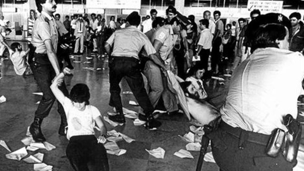 La policía detiene a miembros de La Crida que, en septiembre de 1985, 'atacaron' con aviones de papel El Prat.