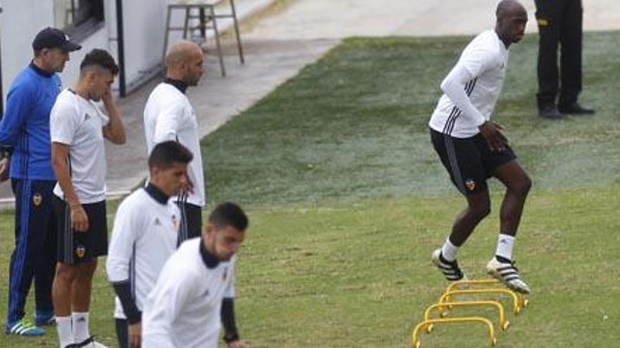 Mangala, en primer término, se ejercita en un circuito físico en el entrenamiento del Valencia.