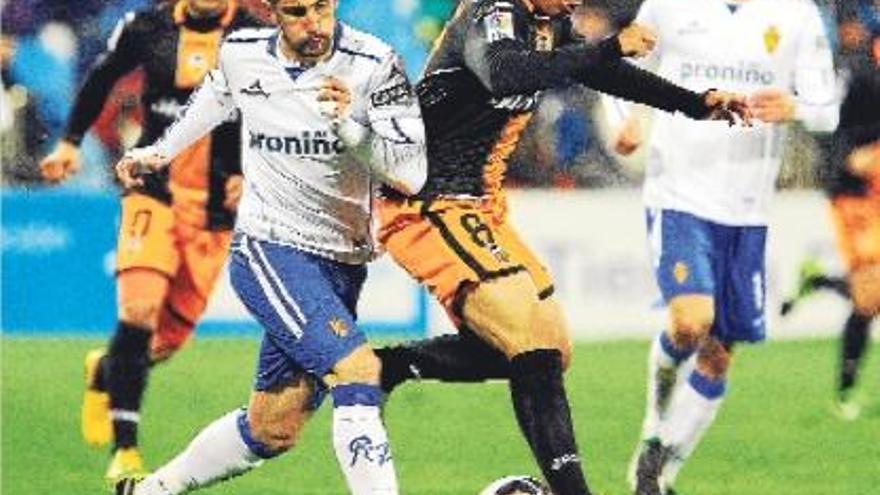 Álvaro González corta un avance de Feghouli en el último Zaragoza-Valencia.