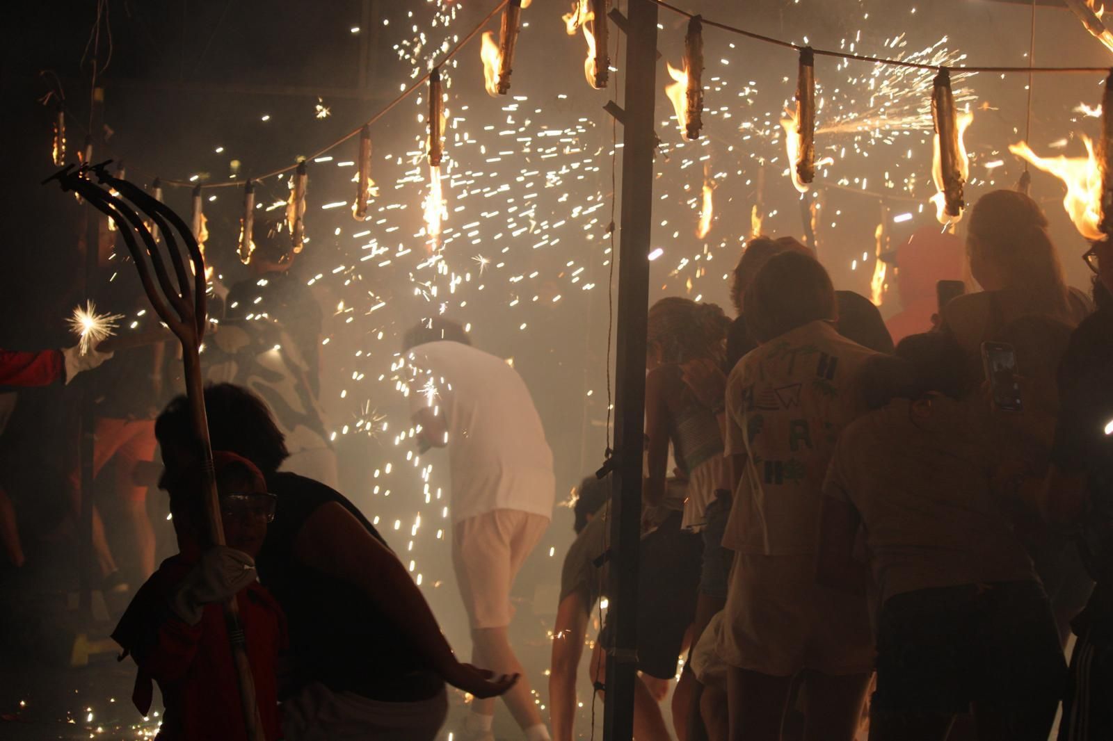 Multitudinario correfoc en las fiestas de El Campello