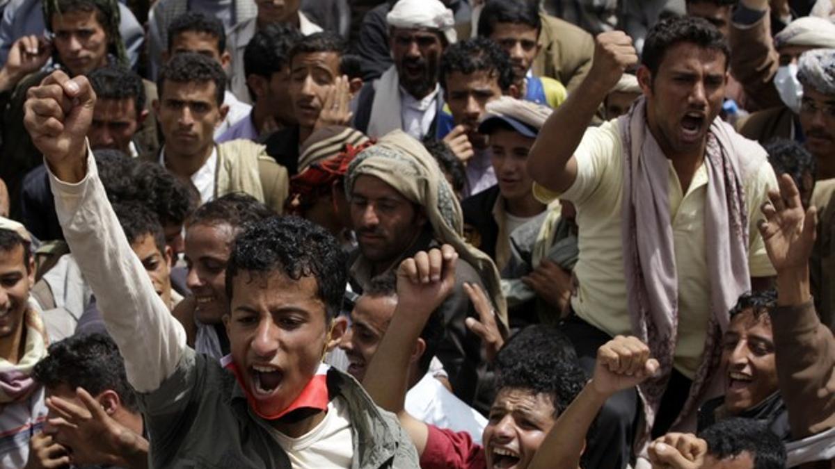 Manifestantes yemenís gritan eslóganes contra el régimen de Alí Abdulá Saleh, el jueves, en Saná.