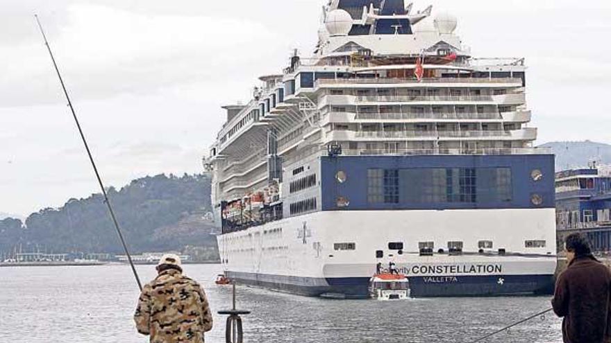 El &quot;Celebrity Constellation&quot; trae a dos mil cruceristas. Cerca de dos mil pasajeros británicos y estadounidenses arribaron a media mañana de ayer a bordo del Celebrity Constellation, que regresaba a Vigo dentro de su circuito de cruceros temáticos dedicados al vino. Gran parte del pasaje se trasladó en 22 autocares a distintas bodegas de las Rías Baixas, Santiago, Baiona, Pontevedra y Valença do Minho. Los demás se dispersaron por los aledaños del Casco Vello nada más pisar tierra. El buque, que da trabajo a más de 900 personas, arribó procedente de Bilbao, zarpando por la noche con destino a Leixões.
Marta G. Brea