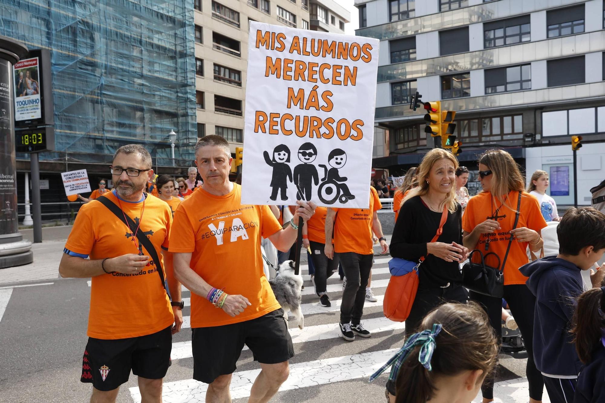 Así fue la gran concentración en Gijón por la educación concertada (en imágenes)