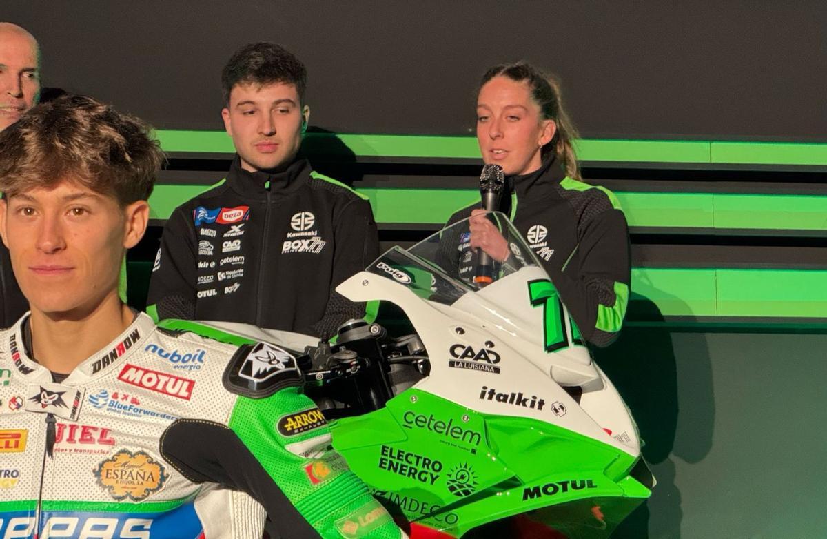 Andrea Sibaja toma la palabra durante la presentación del Deza Box 77.