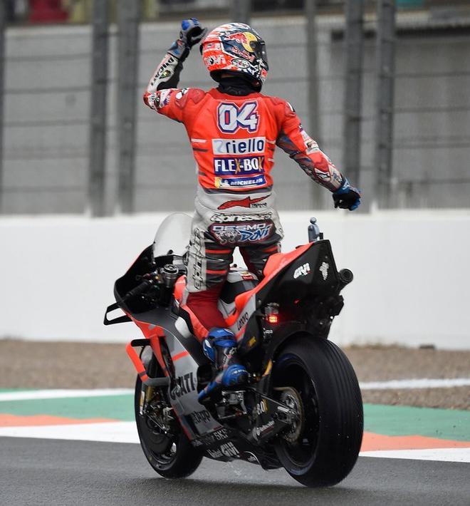 El piloto italiano del Ducati Team, Andrea Dovizioso, celebra ganar la carrera de MotoGP del Gran Premio de Valencia en el hipódromo Ricardo Tormo en Cheste,