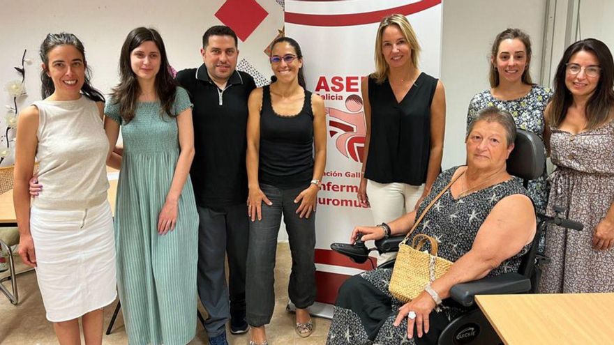 Fernández-Tapias (4d.), en la sede de ASEM Galicia, en Vigo.