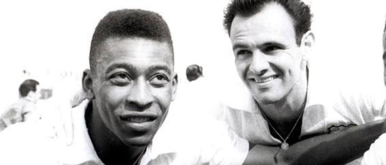 Pelé y Pepe,  en los prolegómenos de un partido  del Santos.