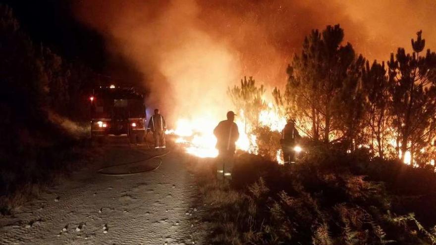 Labores de extinción del incendio declarado en la madrugada del 10 de septiembre en Domaio. // S.A.