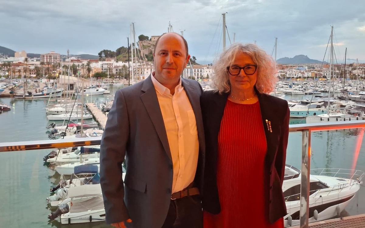 Jacob Lorenzo y Magda Añon, con el castillo de Dénia tras ellos.