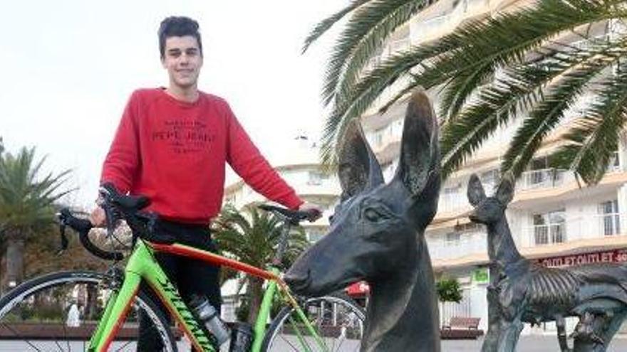 Torres con su bicicleta, ayer en el Passeig de s&#039;Alamera de Santa Eulària.