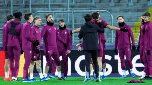 Los jugadores del Sevilla en su entrenamiento en Lens, este lunes.