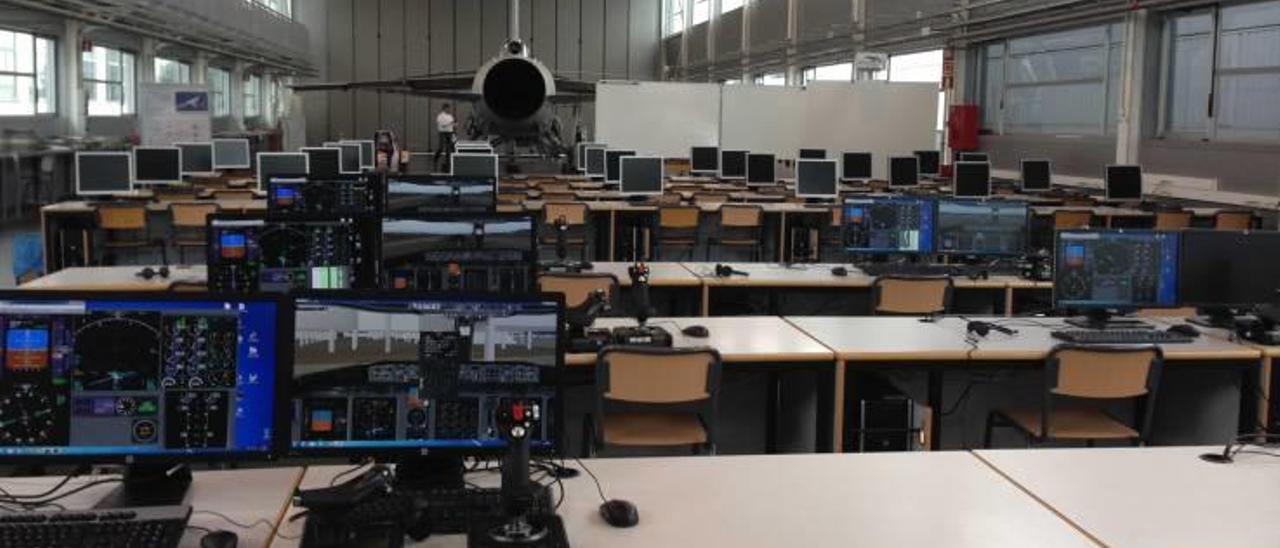 Simuladores en el hangar de la Universitat Politècnica donde se cursa el máster de pilotaje de drones.