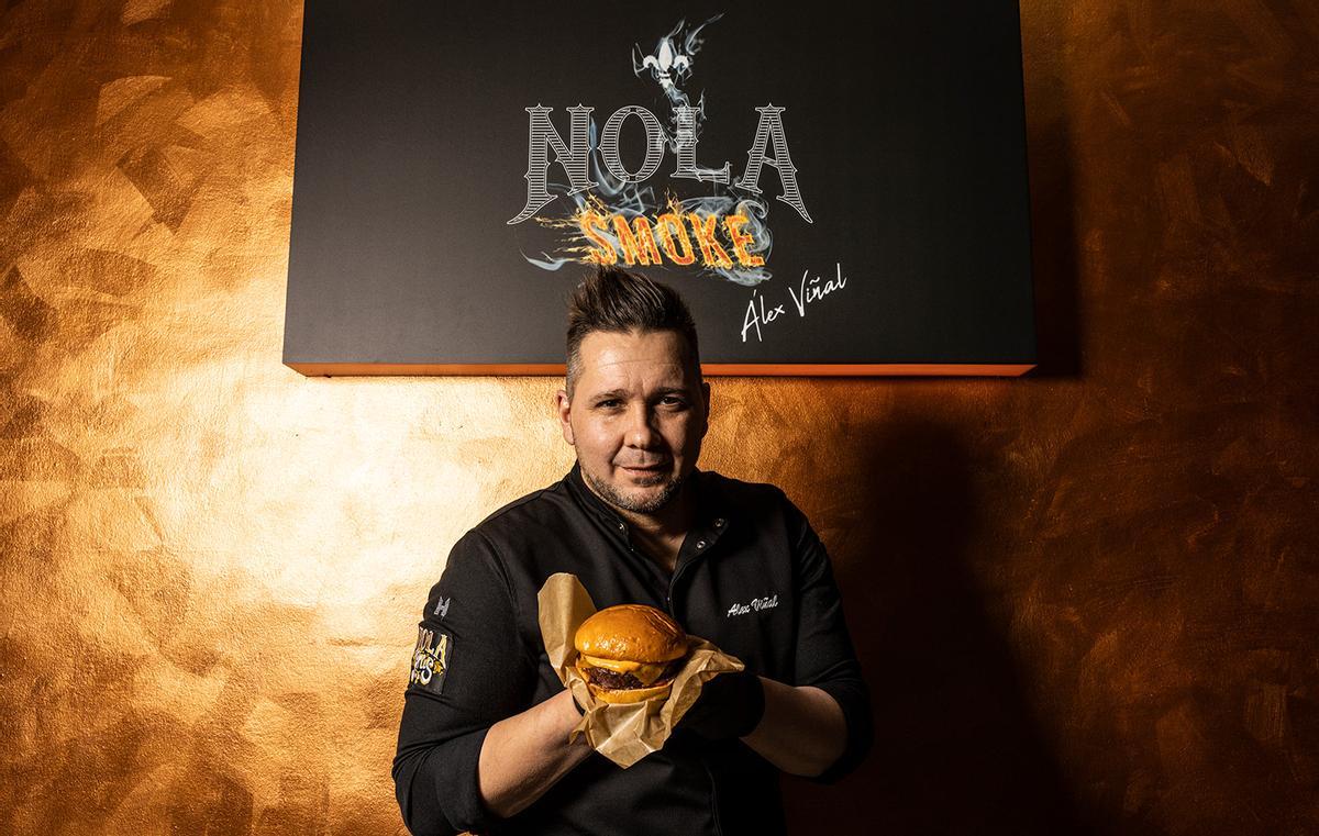 Álex Viñal posa con la Original Burger de Nola Smoke