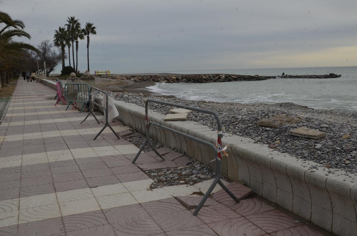 Tramo de la acera que quedó arrasado por el temporal 'Harry' en Moncofa.