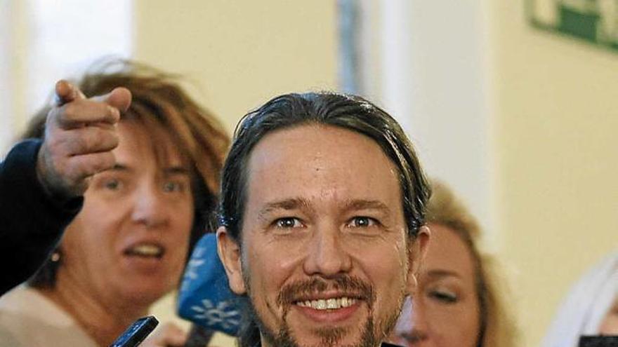 Iglesias atenent els mitjans després de la reunió del seu partit