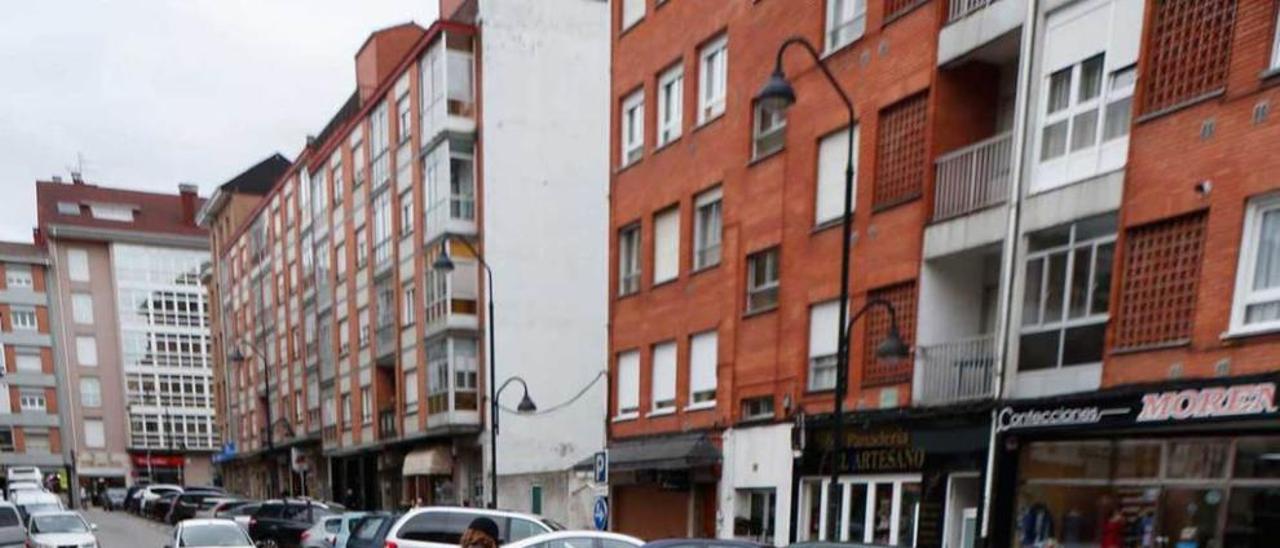 En primer término, los aparcamientos para motos de la calle Ramiro I de Piedras Blancas.