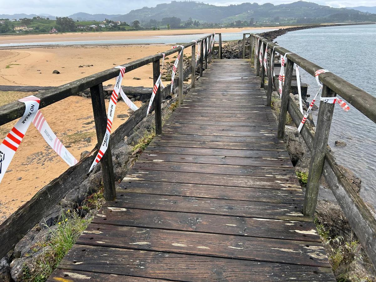 El PP denuncia el abandono de la senda del parque playa de Rodiles, en imágenes