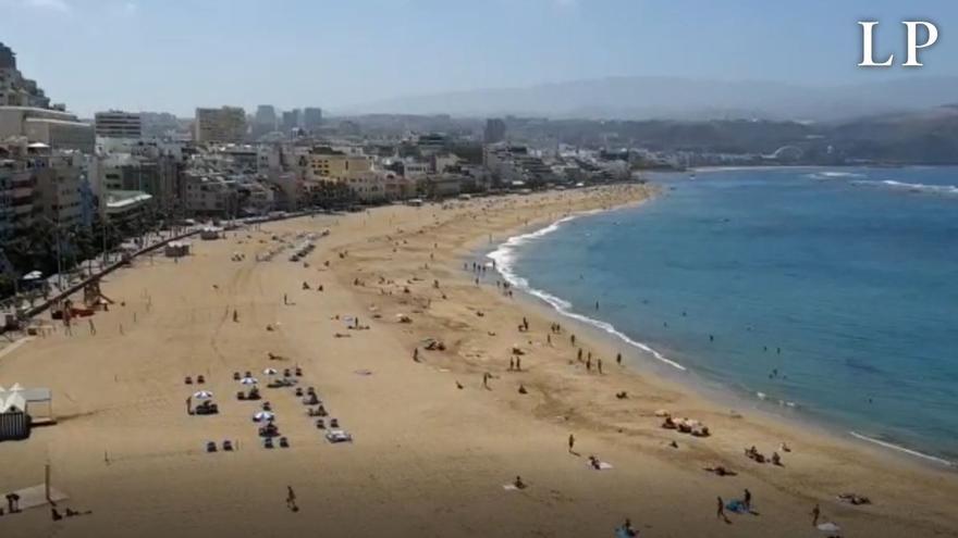 Espléndido día en la playa de Las Canteras tras la &#039;tormenta&#039;