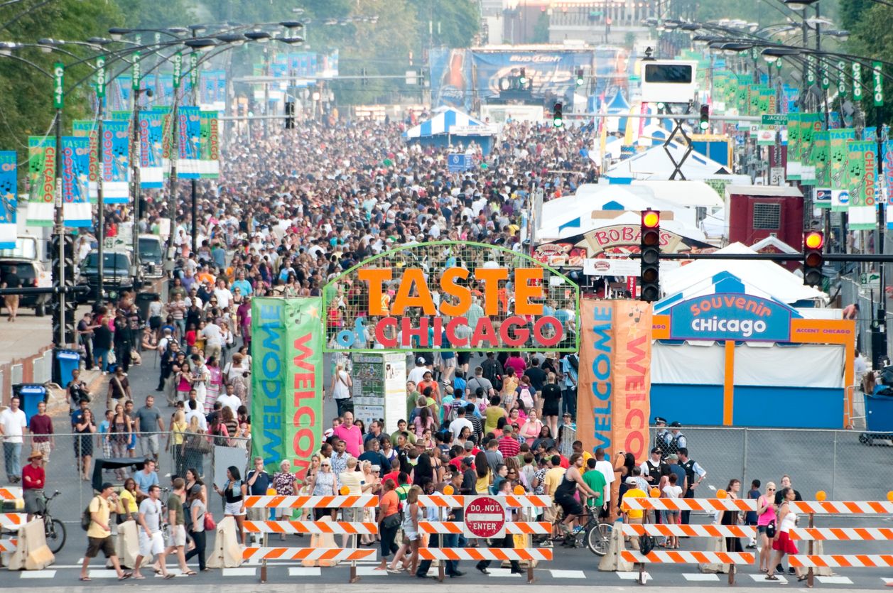 El Grant Park acoge el Taste of Chicago en pleno verano.