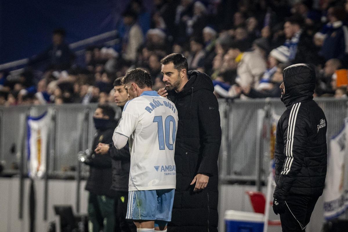 Sellés da instrucciones a Guti durante un partido.