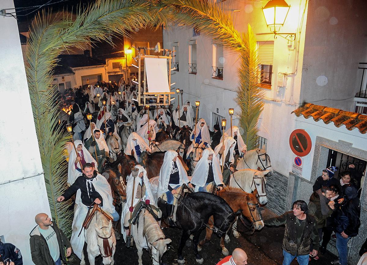 Las calles de Torrejoncillo se llenan de devotos de la Virgen.