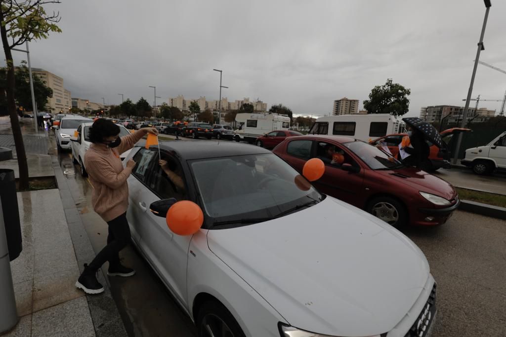 La 'marea naranja'  por la enseñanza concertada se manifiesta en coche por las calles de Palma