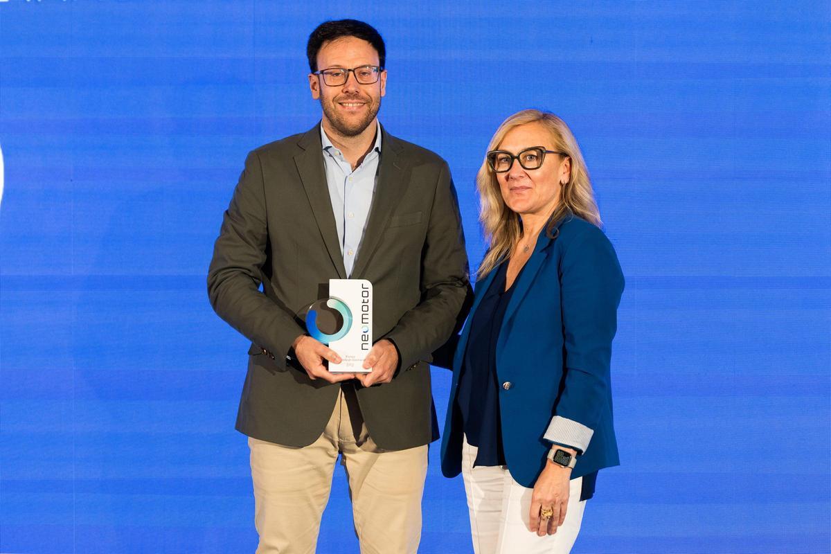 Borja Hormigos, jefe de Prensa de BMW Group en España, recogió en nombre de Manuel Terroba, presidente ejecutivo de BMW Group de España y Portugal, el Premio Mejor Propuesta de Innovación, otorgado por Mónica