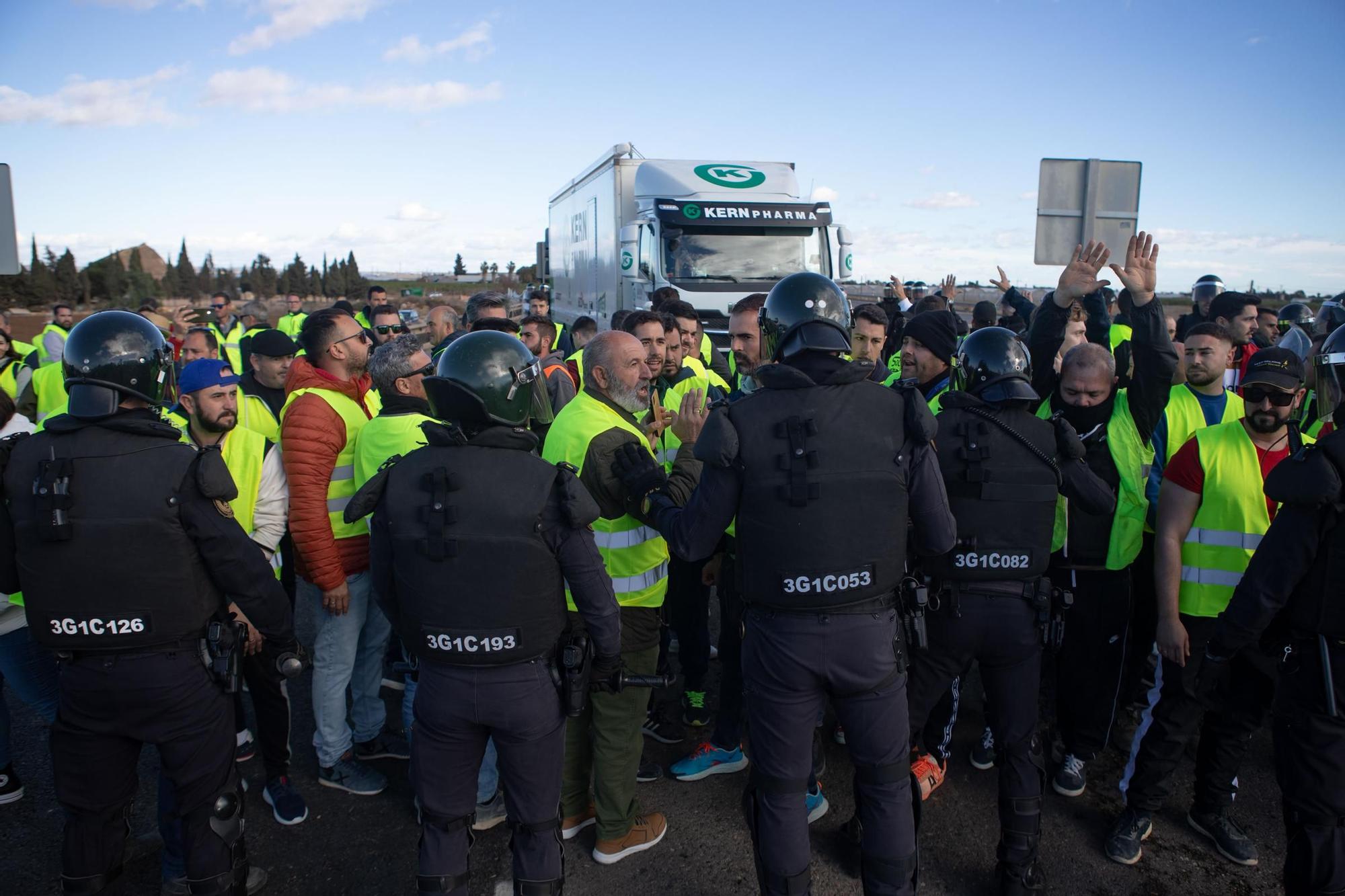 FOTOS: Las protestas de los agricultores desalojados de la AP-7 entre San Javier y Los Alcázares, en imágenes