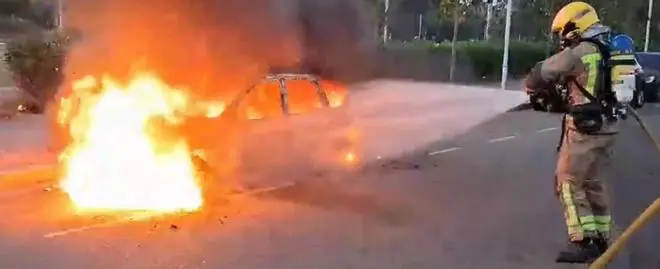 Un incendio calcina un coche en Salou y causa daños en un paseo