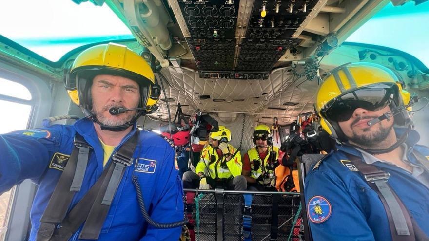 Imagen de ayer del equipo que rescató a 23 personas en las inundaciones de Valencia, con el piloto Bermúdez a la izquierda | LA OPINIÓN