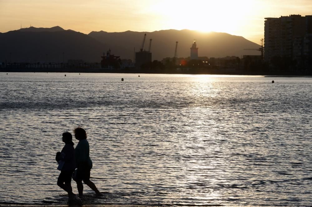 Atardecer en las playas de Málaga en noviembre.