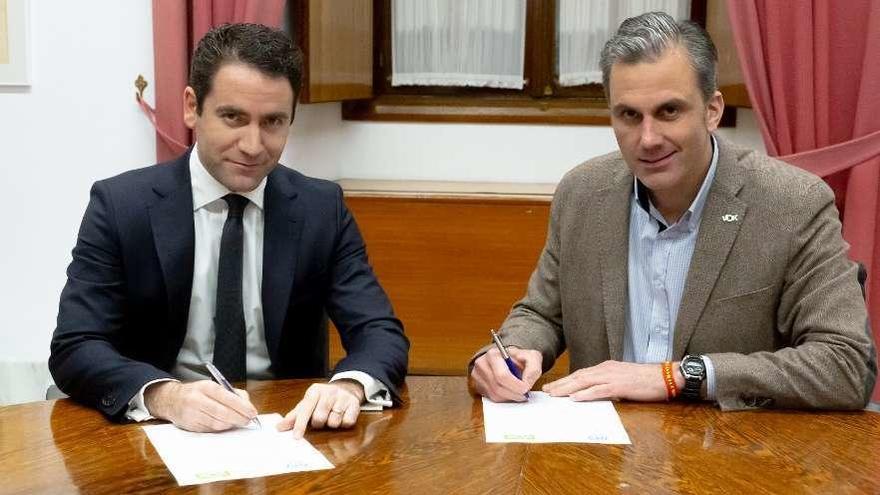 El secretario general del PP, Teodoro García Egea, y su homólogo de Vox, Javier Ortega Smith, firman a finales de diciembre el acuerdo entre ambas formaciones para la mesa del Parlamento andaluz. // E.P.
