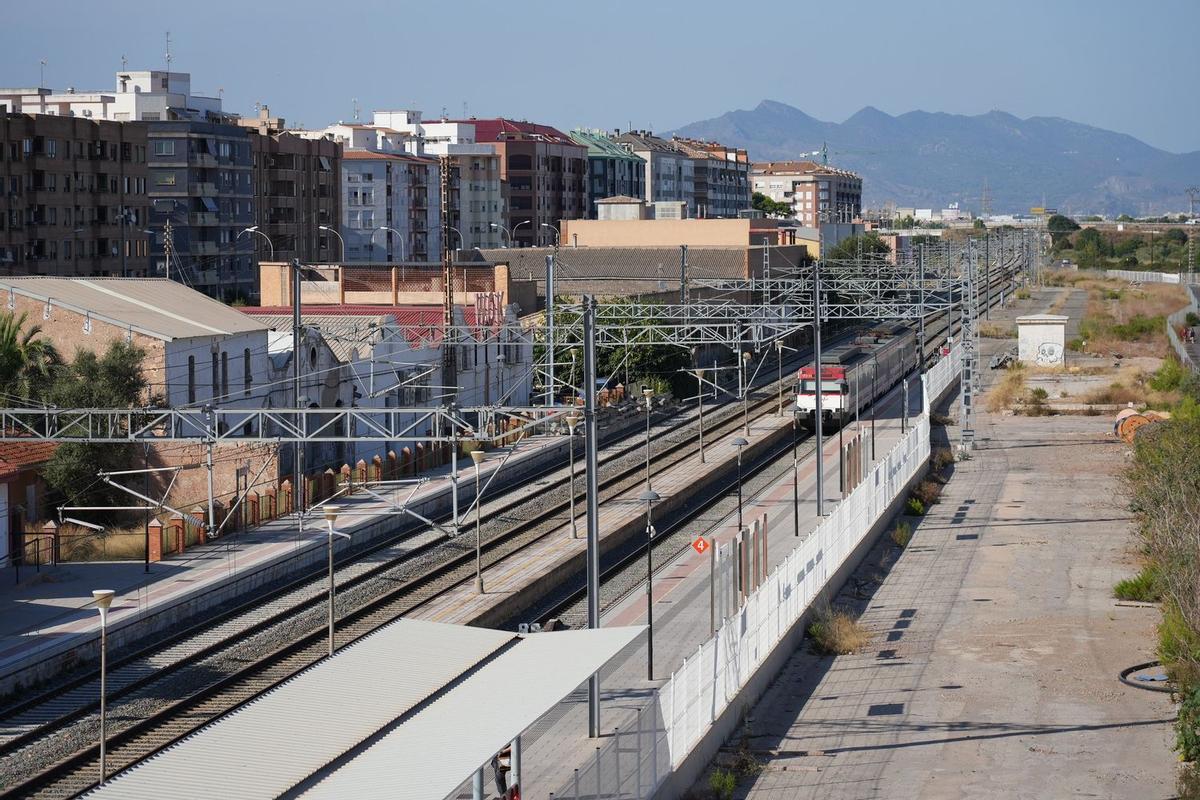 La via del tren travessa la ciutat de Vila-real quasi tocant els edificis de l'avinguda França.