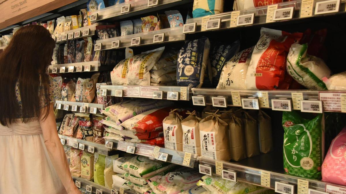 Archivo - Una mujer en un supermercado en la capital de Japón, Tokio (archivo)