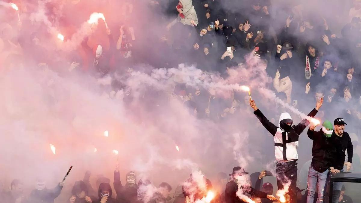 Imagen de archivo de 'Het Legionen' con bengalas en un partido contra el Ajax