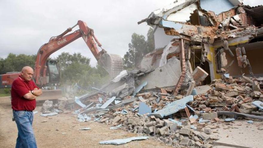 Moisés Mesa, contemplando el derribo de su vivienda, el 30 de julio de 2009, en La Muriégana.