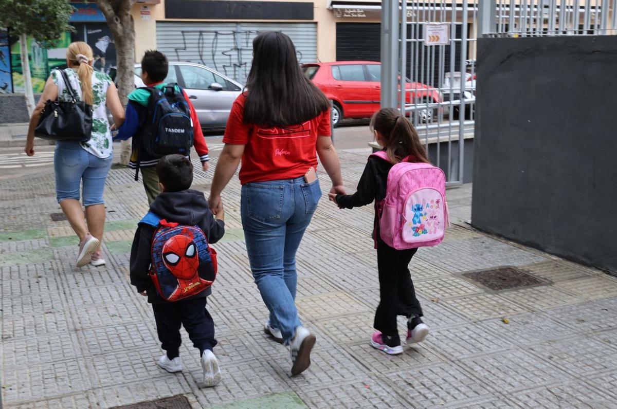 Dos madres recogen a sus hijos en Sa Graduada. | JUAN A. RIERA