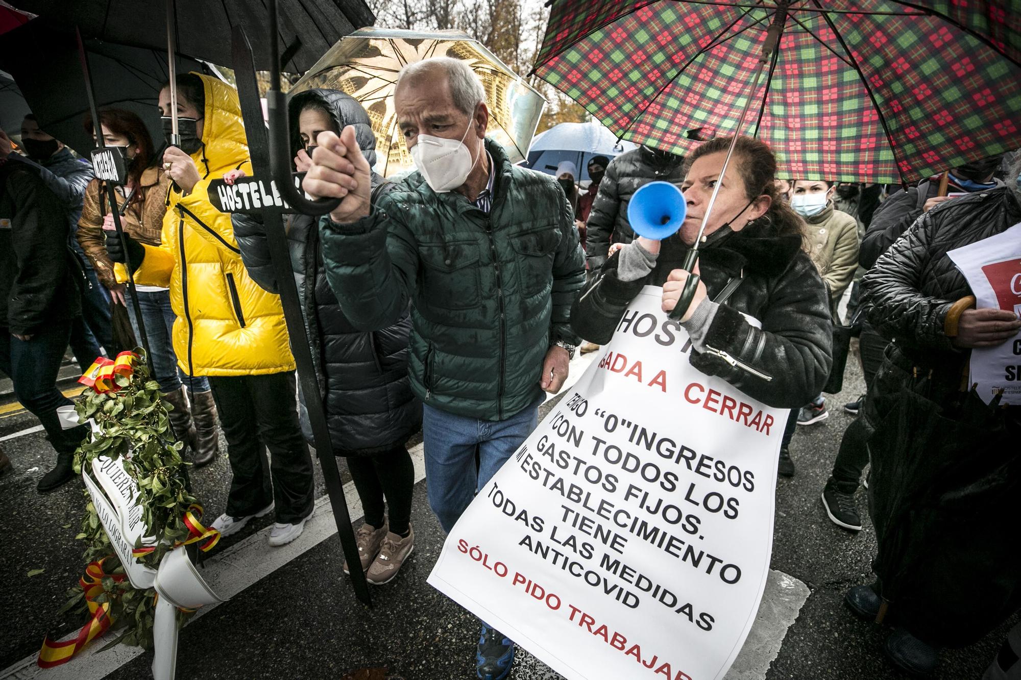 La hostelería toma las calles y exige "no perder las cenas de diciembre"