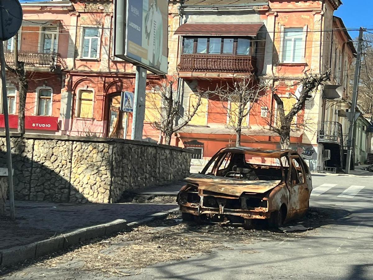 Un vehículo afectado por un bombardeo en una calle de Jersón.