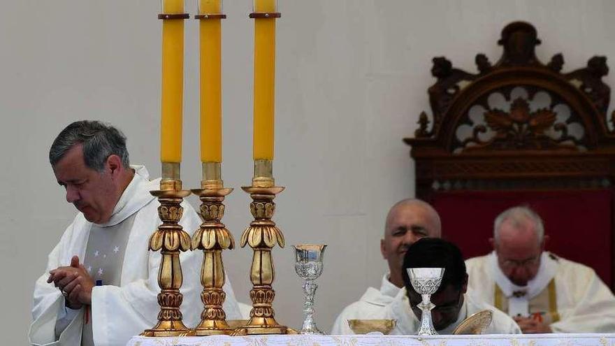 El Papa (al fondo) concelebrando una misa con el obispo (en primer término) acusado de encubrir los abusos.