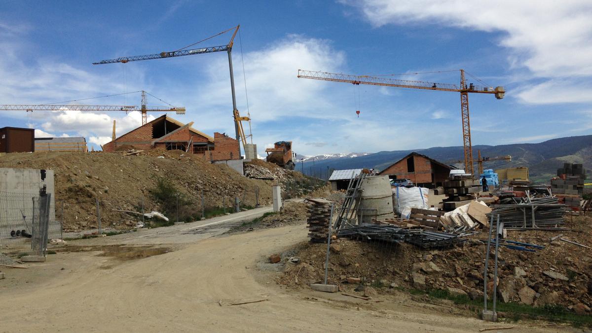 Grues en una urbanització de nous habitatges a Bolvir