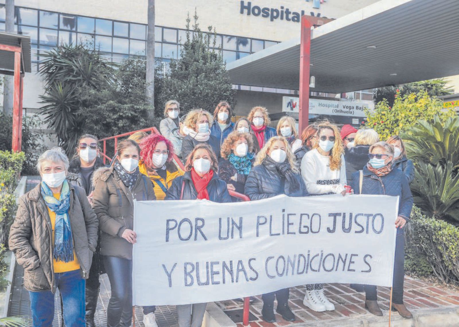 Varias empleadas protestan en la puerta del hospital.